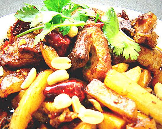 The House special-Chicken Wings w/veggies & peanut (香锅鸡翅-含花生)